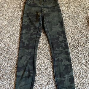 Lululemon wunder under camo leggings 25”